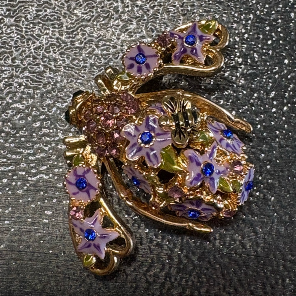 VINTAGE JOAN RIVERS PRIVATE COLLECTION LILAC FLOWERS GARDEN PARTY BEE PIN